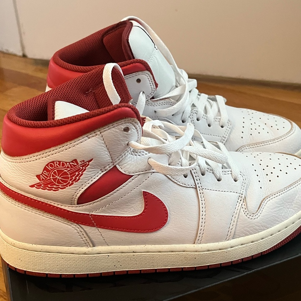 Jordan 1 mid SE white/lobster dune red/sail